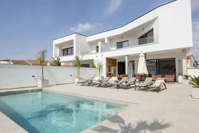 Image de Splendid contemporary villa in the city center 3 minutes walk from the beach