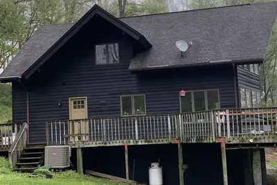Image de Beautiful unique A frame house on 15ac located directly on a great trout river