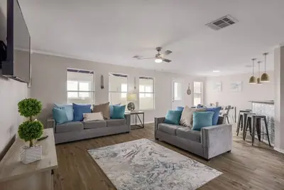 Image de WeWelcome you to Hutto Heaven: Large Home w/ Pool