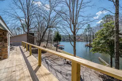Image de Lakeside Escape: The Papa Dog House