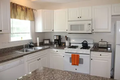 Image de Spotless, comfortable and safe. Great location with excellent kitchen + backyard
