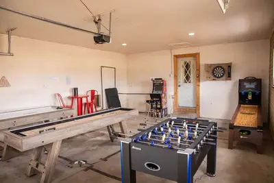 Image de family getaway with hot tub and game room on 2 acres