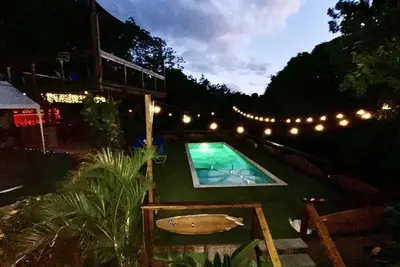 Image de Lazy Loft: Tiny Room Loft Queen w Pool