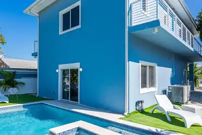 Image de Sky Blue 2 Story Home in the Beautiful Florida Keys