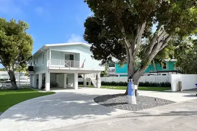 Image de Luxury Islamorada Oasis: Pool, Dock, Fire Pit, King Beds & Canal Views