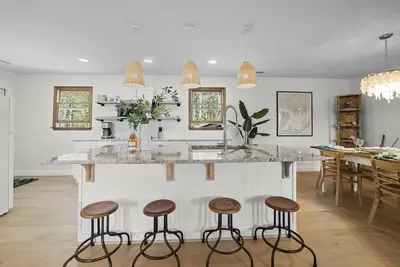 Image de Luxury Boutique Style Rentals located in the Village of Oriental.