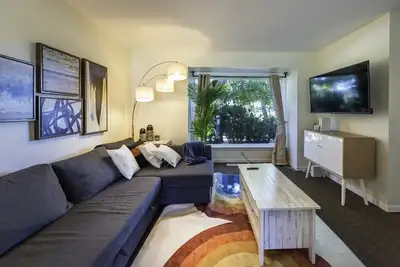 Image de Large 6br Stadium Getaway, Walk to the Big House!