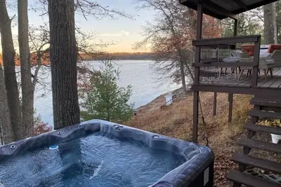Image de Rowyn's Resort - Cabin w\/ Hot Tub Lakeside Retreat