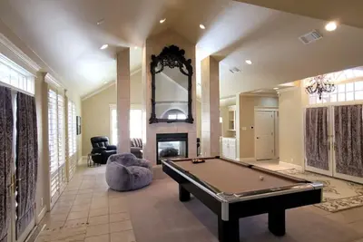 Image de Chandelier House in Texas