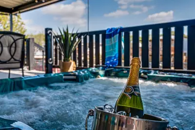 Image de Autumn is time for Spa and S'mores! ! Enjoy waterfront on Lake Granbury!