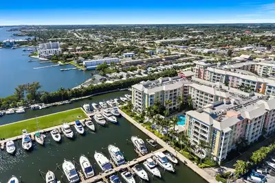 Image de Beachy 2 Bed\/2bath Condo w\/Water View! 5min from the beach!