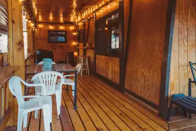 Image de Cozy cabin with a beautiful wrap-around porch