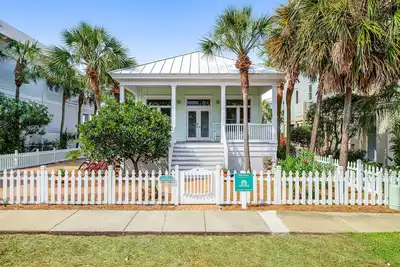 Image de Water-view Destin Pointe home w/ central Ac and access to pool & hot tub