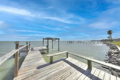 Image de Bayfront home with private dock, deck, screened lanai, central ac, & WiFi