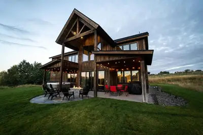 Image de Spacious Modern Cabin w/ 4 Master Suites & Jacuzzi
