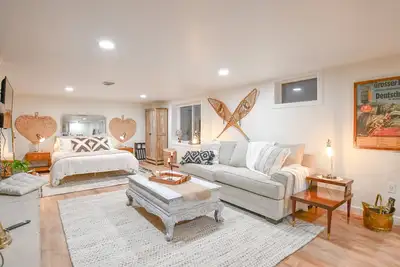 Image de Bright & Modern Open Concept Studio I Fireplace