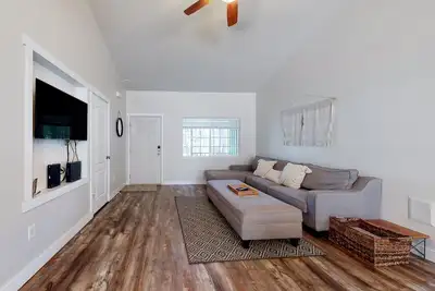Image de Dog-friendly getaway with WiFi, a wood stove, furnished patio, & gas grill