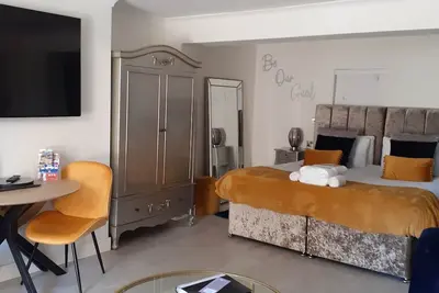 Image de Enjoy a stylish experience at this centrally-located apartment.