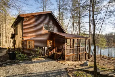 Image de ☀︎Secluded ☀︎Lakeview ☀︎3 King Beds ☀︎Hot Tub ☀︎Fire Pit ☀︎Kayaks ☀︎Swim ☀︎Fish ☀︎Grill
