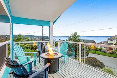 Image de Water-view wonder with private hot tub, guest suite, game room, fireplace & W/D