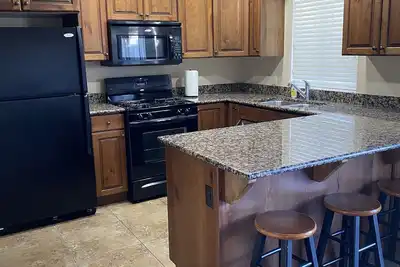 Image de Nice 3 bedroom condo. Close to City Center and Trails