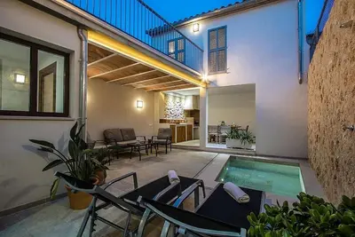 Image de Stylish Townhouse, A/C, Private Courtyard, Plunge Pool, Alfresco Dining Area in Old Town Pollensa!