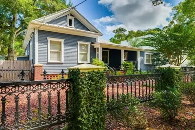 Image de The Elizabeth House historic 1903 restored beauty 3 blocks from Armature Works