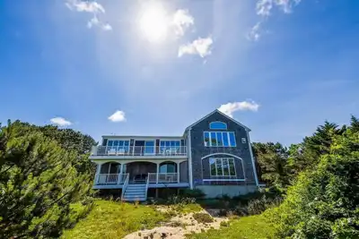 Image de Stunning Water Views by Private Beach!