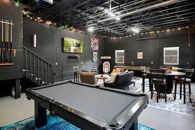Image de 2 Masters! . . . Hot tub, Firepit & Game Room with Pool Table/Shuffle Board/Theater.