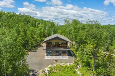 Image de Cabin is nestled in the woods near Lake Vermilion, offering breathtaking views.