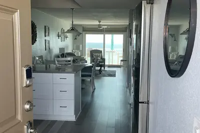 Image de Stunning Beachfront Condo with incredible sunset views!