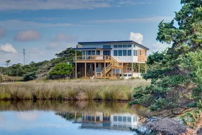 Image de Brand New, Modern, Waterfront, 5-min walk to the beach, kayaks, and more!