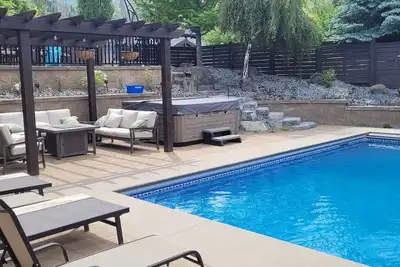 Image de Luxurious home with heated pool, hot tub- minutes to wineries and many beaches