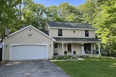 Image de Spacious home 5 minutes to the beach!