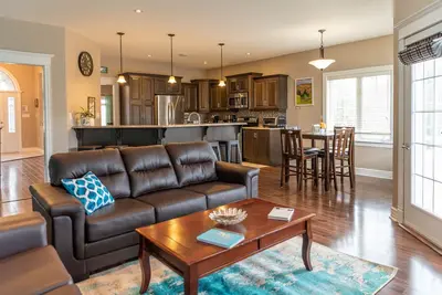 Image de Ocean View Estate - w\/beach, waterfall, firepit, hot tub.