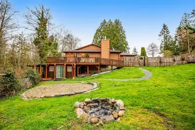 Image de Quiet & secluded getaway with backyard, firepit, wraparound deck & wood stove