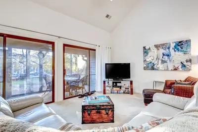 Image de Spacious townhome in perfect location with screened patio, central Ac, & WiFi