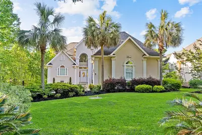 Image de Luxury lakefront retreat with private pool, game room, & home office