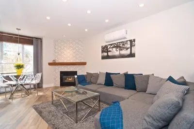 Image de Over looking Olympic Plaza- Beautiful mountain view- Everything at your doorstep