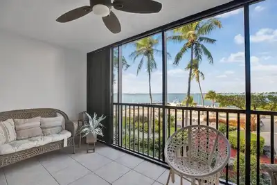 Image de Renovated Ocean front property -2 screened in patios & private beach area
