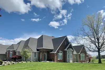 Image de Mapleway Manor, Indoor Pool, Jacuzzi, Sauna & Theatre Room