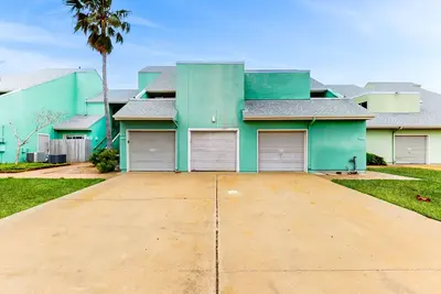 Image de Bright & stylish waterfront getaway with a pool, WiFi, & central Ac