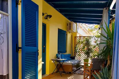 Image de Cheerful cottage you can call your happy place.