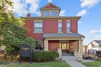 Image de Historic Holmes Place + Min from Downtown
