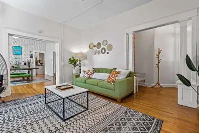 Image de Large 3 Bedroom Minutes to Ku Med + Parking