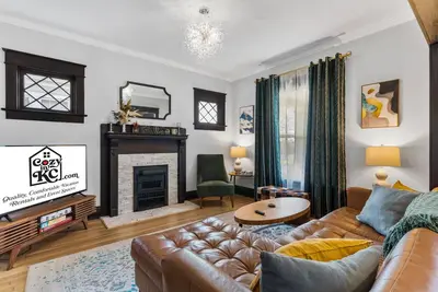 Image de 2 King Beds and 2 Full Bath- Walk to Westport!