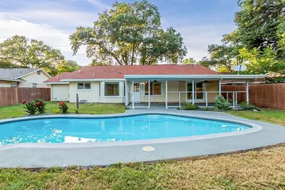 Image de This centralized home has a pool with Bounce house  options.