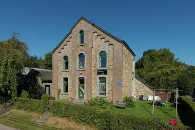 Ancienne école dans un joli petit village entouré de la forêt