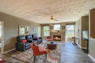 Near Town: Golf, Pool + Private Beach—Bay Creek