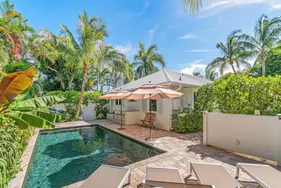 Image de Near Intercoastal! Lush private back yard with heated pool!